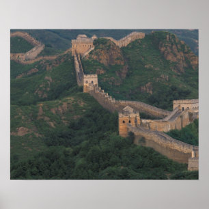 Große Mauer, die sich durch Berge zieht. Poster