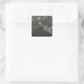 Große Mauer, die sich durch Berge zieht. Quadratischer Aufkleber (Tasche)