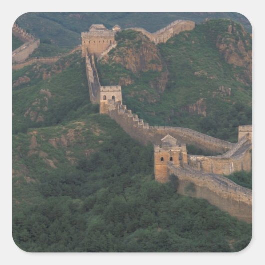 Große Mauer, die sich durch Berge zieht. Quadratischer Aufkleber (Vorderseite)
