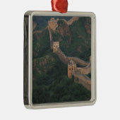 Große Mauer, die sich durch Berge zieht. Silbernes Ornament (Rechts)