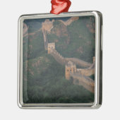 Große Mauer, die sich durch Berge zieht. Silbernes Ornament (Links)