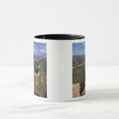 Große Mauer, die sich durch den Berg zieht, Tasse (Zentrum)