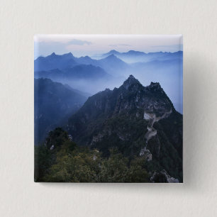Große Mauer im Morgennebel, China Button