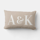 Große Monogramm-Anfangsbuchstaben auf Vollton Lendenkissen (Rückseite)