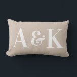 Große Monogramm-Initialen auf fester Farbe Lendenkissen<br><div class="desc">Dieses einfache und stilvolle Kissen in kräftigen Farben,  weich beige Hintergrund mit großen Monogramm-Initialen. Sie können das Kopfkissen so gestalten,  dass Sie Ihre eigenen Initialen oder Texte eingeben können. Es ist ideal,  um ein frisch verheiratetes Paar,  Kinder oder eine Familie zu repräsentieren.</div>