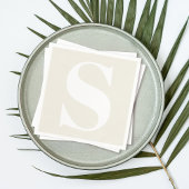 Große Monogramm jeder Initial auf neutraler Beige Serviette