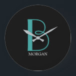 Große Monogramm und Name, Aquamarin/weiß, schwarz<br><div class="desc">Personalisieren Sie dieses stilvolle und einfache Textdesign mit Ihrem Namen in weiß und Ihrem großen Monogramm in Aquamarin auf schwarzem Hintergrund.</div>
