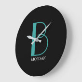 Große Monogramm und Name, Aquamarin/weiß, schwarz Wanduhr (Winkel)