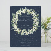 Große Navy Snowberry+Eucalyptus Wreath Wedding Einladung (Stehend Vorderseite)