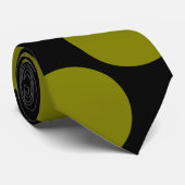 Große olivgrüne Punkte auf schwarzer Krawatte (Gerollt)