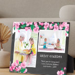 Große Oma-Tafel und Cherry-Blossom-Foto Fotoplatte<br><div class="desc">Hübsche Foto-Plakette zu personalisiert für Ihre Urgroßmutter. Die Fotovorlage ist für Sie bereit, zwei Ihrer Lieblings-Fotos hinzuzufügen. Sie können auch Ihre eigene Nachricht und/oder Ihren eigenen Namen hinzufügen. Das Design zeichnet sich durch eine Rosa Kirschblüte auf einem kreidebedrückten Hintergrund mit weißer Typografie aus. "GREAT GRANDMA" wird in Vintager Schrift geschrieben...</div>