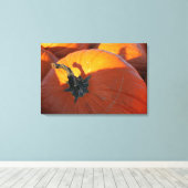 Große Orange Kürbis Leinwanddruck (Insitu (Holzboden))