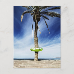 Große Palme am Sandstrand mit aufblasbarem Wasser Postkarte