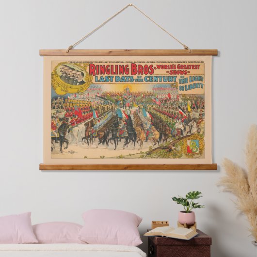 Große Parade mit Männern in Uniform auf Pferd Wandteppich Mit Holzrahmen (Schlafzimmer)