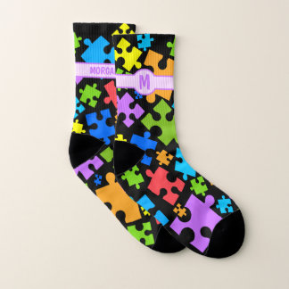 Große pastellfarbene Autismus Puzzleteile auf dem Socken