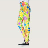 Große pastellfarbene Autismus Puzzleteile auf Gelb Leggings (Links)