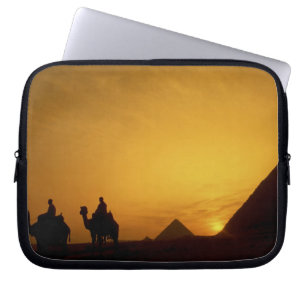 Große Pyramiden von Giza, Ägypten bei Sonnenunterg Laptopschutzhülle