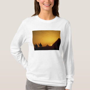 Große Pyramiden von Giza, Ägypten bei Sonnenunterg T-Shirt