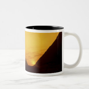 Große Pyramiden von Giza, Ägypten bei Sonnenunterg Zweifarbige Tasse