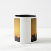 Große Pyramiden von Gizeh, Ägypten bei Sonnenunter Tasse (Zentrum)