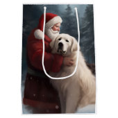 Große Pyrenäen mit dem Weihnachtsmann Weihnachten Mittlere Geschenktüte (Rückseite)