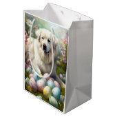 Große Pyrenäen mit Ostereiern Mittlere Geschenktüte (Rückseite Schrägansicht)