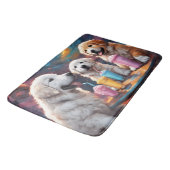 Große Pyrenäen N St Bernard Puppies N Milkshakes Badematte (Schrägansicht)