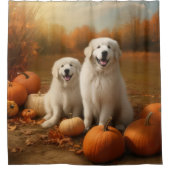 Große Pyrenäen Welpen Herbst Kürbis Duschvorhang (Vorderseite)