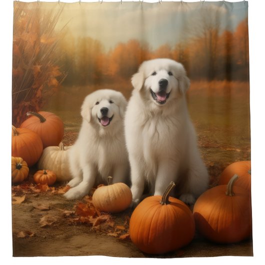 Große Pyrenäen Welpen Herbst Kürbis Duschvorhang (Vorderseite)
