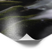 Große, rauchige Berge blühen Gebirgsbach Fotodruck (Ecke)