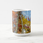 Große, rauchige Berge farbenfrohe Herbstlaube Kaffeetasse (Mittel)