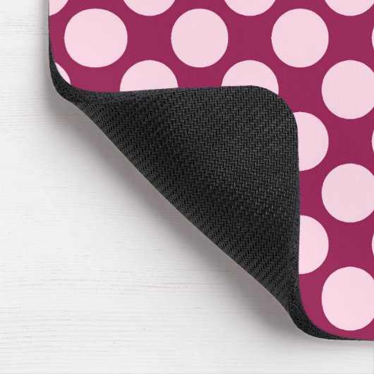 Große Retro-Punkte - bordeauxrot und rosa Muschel Mousepad (Ecke)
