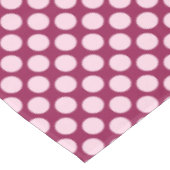 Große Retro-Punkte - bordeauxrot und rosa Muschel Tischdecke (Schrägansicht)