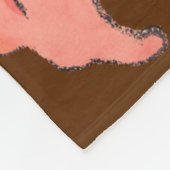 Große rosa Blume mit tiefrotem Hintergrund Fleecedecke (Ecke)