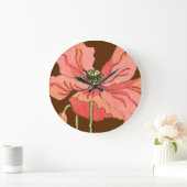 Große rosa Blume mit tiefrotem Hintergrund Wanduhr (Zuhause)