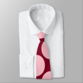 Große rosa Polka-Punkte auf Burgunder-Krawatte Krawatte (Gebunden)
