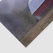 Große Rot-Gewitter-Scheune mit einem Nebelwald Seidenpapier (Ausschnitt)