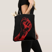 Große rote erhobene trotzige Faust Tasche (Von Nahem)