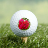 Große rote Rosen im Garten Golfball (Insitu T-Shirt)