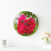 Große rote Rosen im Garten Wanduhr (Zuhause)