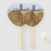 Große runde Hay Bales auf einem landwirtschaftlich Fächer (Vorne und Hinten)