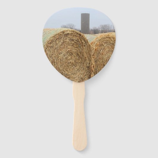 Große runde Hay Bales auf einem landwirtschaftlich Fächer (Rückseite)