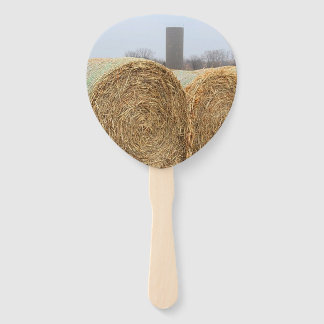 Große runde Hay Bales auf einem landwirtschaftlich Fächer