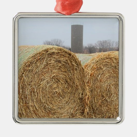 Große runde Hay Bales auf einem landwirtschaftlich Ornament Aus Metall (Vorne)