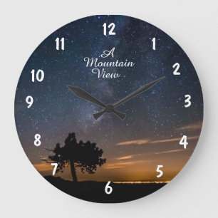 GROSSE RUNDE WANDUHR MIT EINER SCHÖNEN LANDSCHAFT