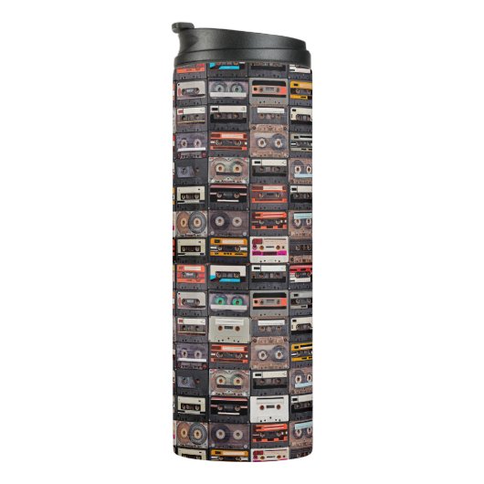 Große Sammlung von Audiokassetten. Retro musical Thermosbecher (Nach rechts gedreht)