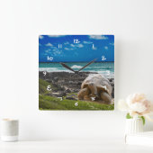 Große Schildkröte am Meer Quadratische Wanduhr (Zuhause)