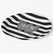 Große, schwarz-weiß gestreifte Hochzeitsfeier-Tell Pappteller (Schrägansicht)