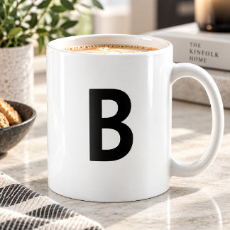 Große schwarze Anfangsbuchstaben minimalistisch Kaffeetasse