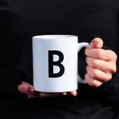 Große schwarze Anfangsbuchstaben minimalistisch Kaffeetasse